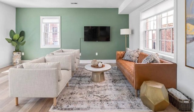 ★1/2 Block to King Street, King Bed ~ Free Parking★