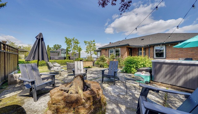 1 Block to Lake Washington: Family Gem w/Hot Tub!