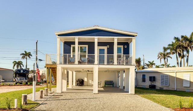 1 Mi to Beach Access: Home w/Porch in Fort Myers!