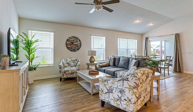 1 Mi to Eastport Square | Waters Edge Escape!