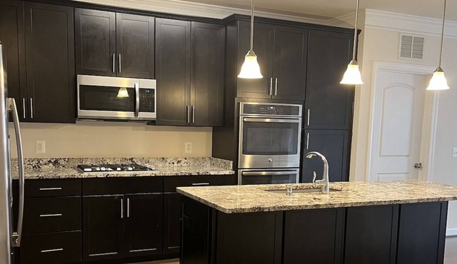 10 minutes to the IAD airport! Family sized condo with elevator & deck