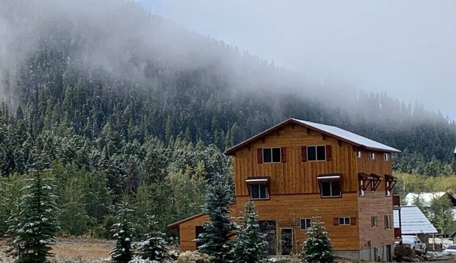 12 miles from Yellowstone with incredible views - Grizzly Lodge