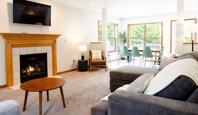 12 Min to Saratoga! Pet Friendly, Spacious, Peaceful and Inviting