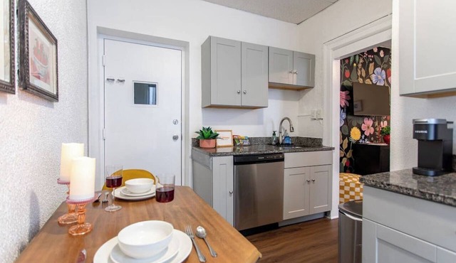 1BR Near Hospitals | Walk to Park & Cafés