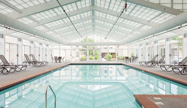 2 BDRM HISTORIC PATRICK HENRY SQUARE INDOOR SALTWATER POOL 24 HOUR GYM LOCATION