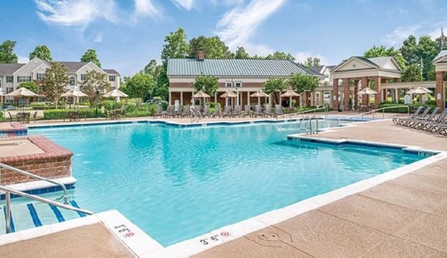 2 BDRM NEAR BUSCH GARDENS SLEEPS 12 INDOOR OUTDOOR POOLS HOT TUBS GRAT LOCATION