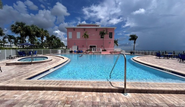 2-bedroom condo in enchanting St. Petersburg, on Coquina Key, at Waterside South