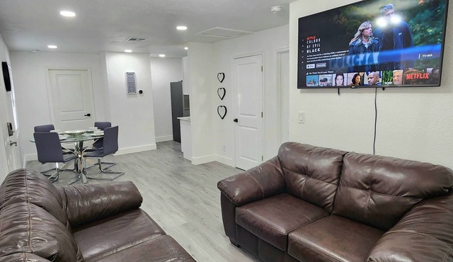 2-bedroom house in fantastic Hudson with cool AC breeze
