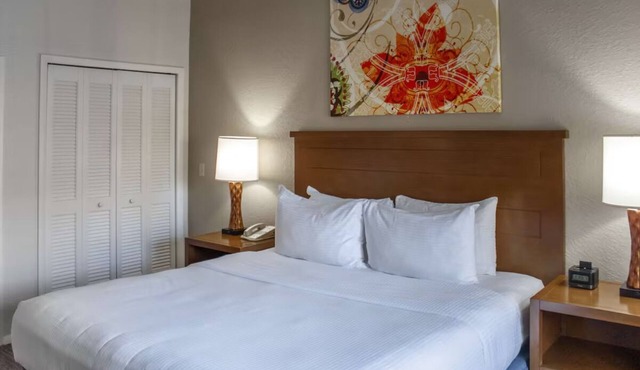 2 Luxury Style 2BR Suite with Kitchen, Pool View Near Orlando Theme Parks