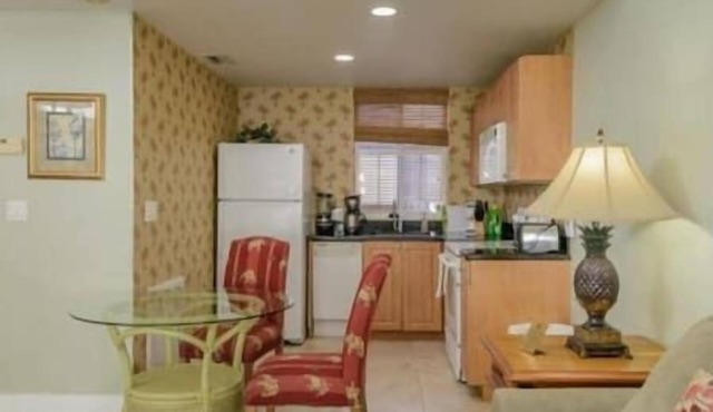 2 Mallory Resort, Beach, Hot Tub, Pool, Marina!