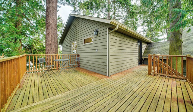 2 Mi to Burien: Peaceful Studio w/Deck!
