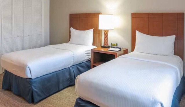 2 Modern 2BR Suite King Bed + Twin Beds Full Kitchen