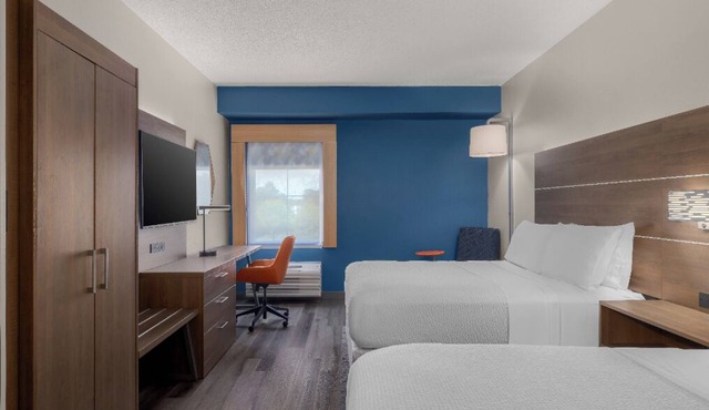 2 Queen Beds w/Free Parking & Breakfast, Pool & Hot Tub | Myrtle Beach - 2.6 mi