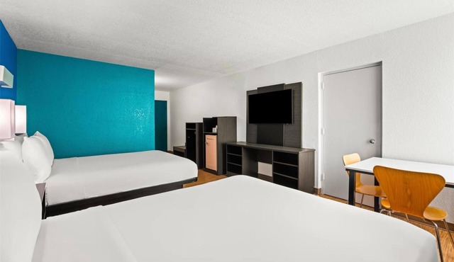 2 Vibrant Vibes Room | 6.5 Miles to Miracle Mile | Family-Friendly Retreat