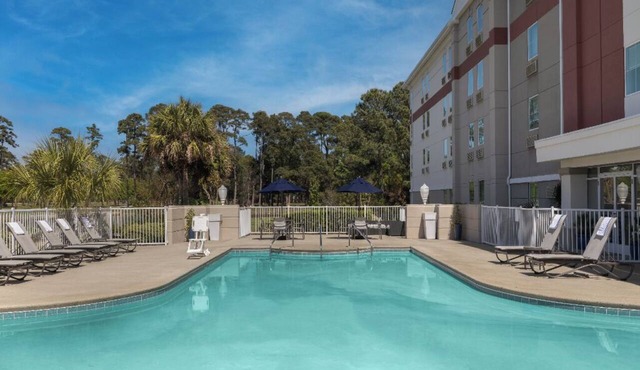 2 Weekend Getaway Rooms | Free Parking & Breakfast, Onsite Pool & Hot Tub