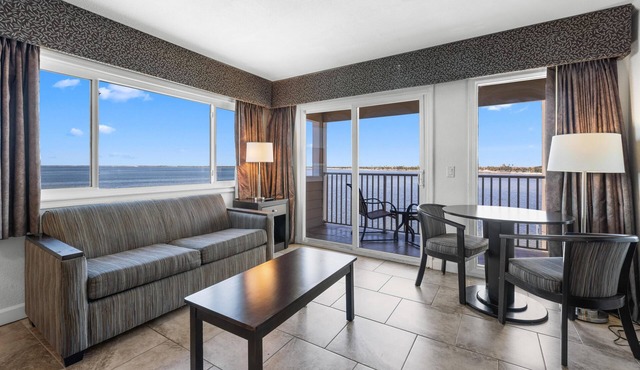 2BR/2BA Condo w/Bay View, King & Queen Beds