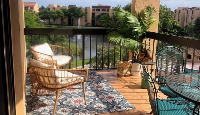 2BR/2BA Condo with 2 Pools, Hot Tub & Lake Views! 1 mile to beach