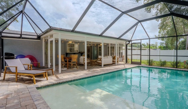 2BR Retreat - Private Pool Near Siesta Key