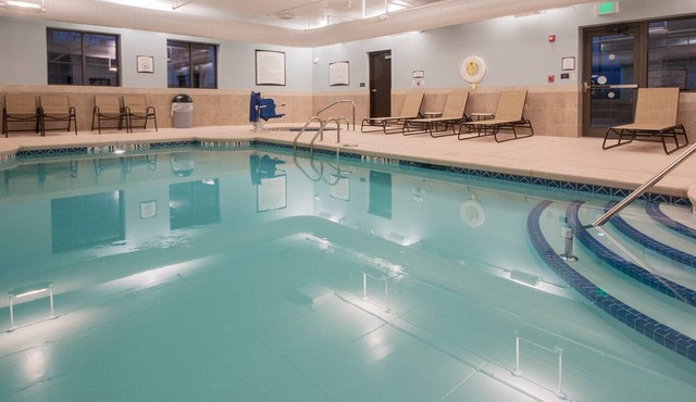 2BR Suite Sleeps 8, King + 2 Dbl, Amherst