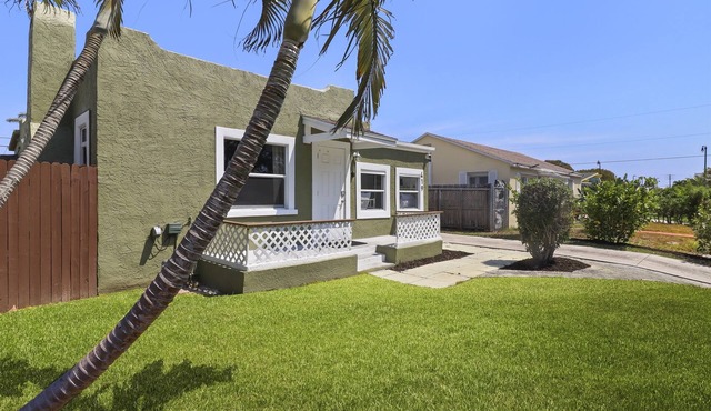 3 BD w/Parking and Shared Yard - Palm Wave Stays