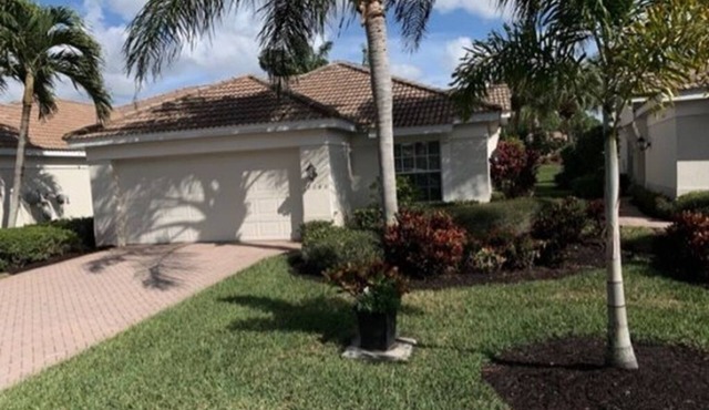 3 BED 2 BATH VILLA WITH GARAGE ON GATED COLONIAL COUNTRY CLUB