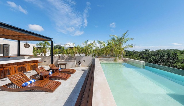 3-Bed Panoramic Penthouse Private Rooftop Pool Terrace Jetted Dip Pool