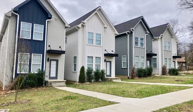 3 bedroom 2.5 bath with free parking