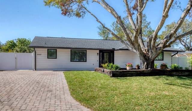 3-bedroom house, Heated Saltwater Pool w/cage and NEW furniture
