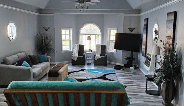 3-bedroom house in tranquil Long Neck with Pool