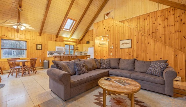 4 BR Wooded Getaway on Long Pond! [Woodsy Pines]
