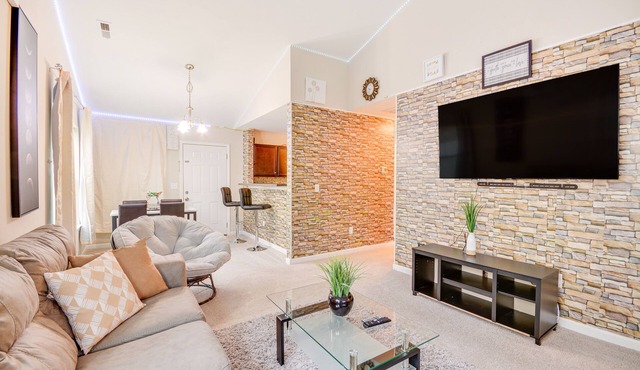 4 Mi to HPU: Pet-Friendly Home w/Yard!