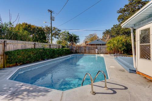 4 Mi to NAS Pensacola! Family Getaway w/Pool