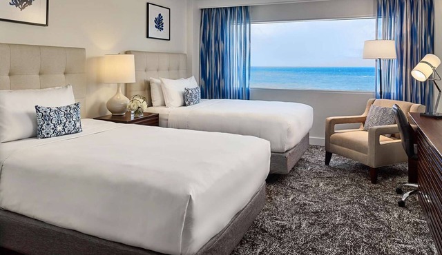 4 Poolside Escape Suites, Walk to Dining, Shops & Kid‑Friendly Attractions