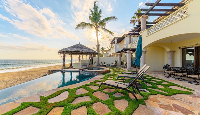 4BD Beachfront Villa with infinity pool and jacuzzi