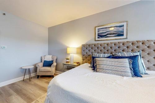4th-Floor Condo with Shared Pool and WiFi
