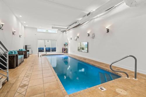 5 bdrm - Heated Indoor Pool - Roof Top Deck