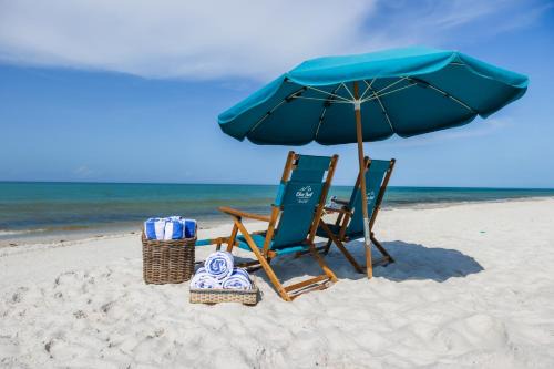 5 Bed, 5 Bath Beach Home/Only a 3 Minute Walk To The Beach! SLEEPS 12
