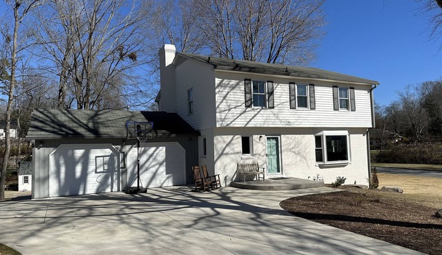 5 minutes from Furniture Market! 4 bed 2 1/2 bath house in a quiet neighborhood