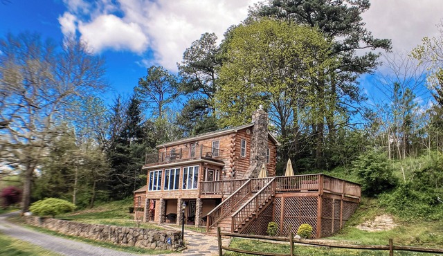 5 minutes from Massanutten resort - hot tub fire pit sleeps up to 10 riverfront