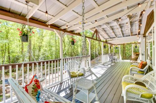 8 Mi to Helen: Sautee Nacoochee Home w/Hot Tub