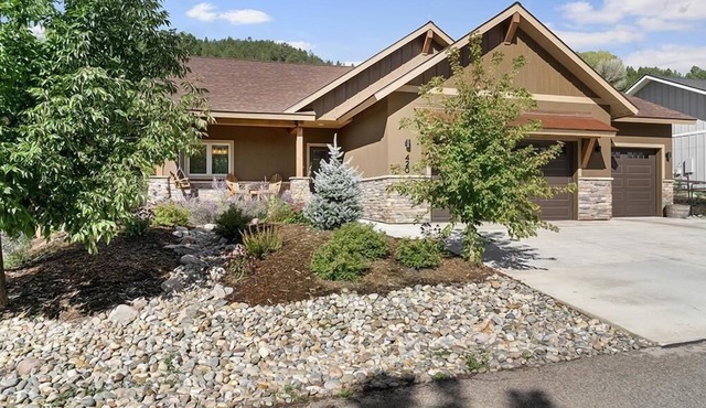 A/C, Hot Tub, Fire Pit, Fenced Yard, Pet Friendly!