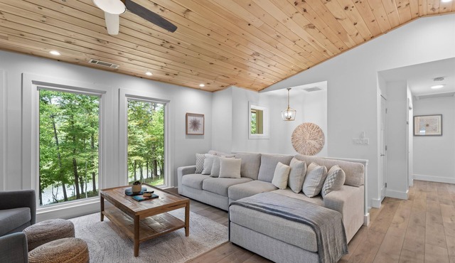 A Lake House on Lanier | Private Dock, Kayaks & Sunsets