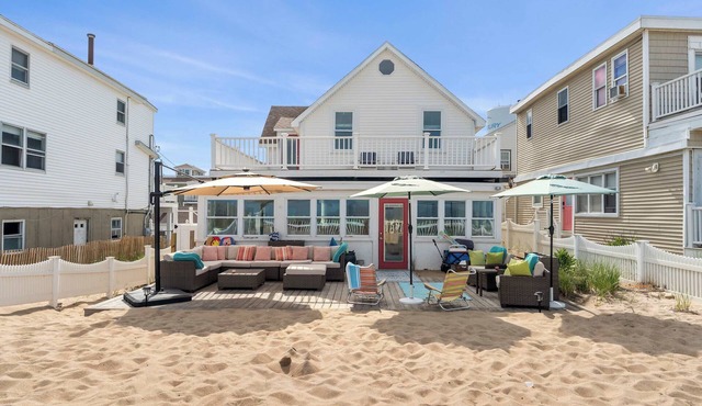 Adorable Renovated Beachfront Retreat w/Private Deck