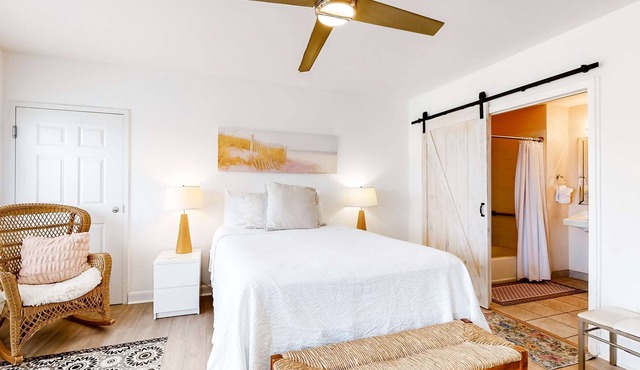 Adorable studio for two just steps from the beach - shared pools & tennis court