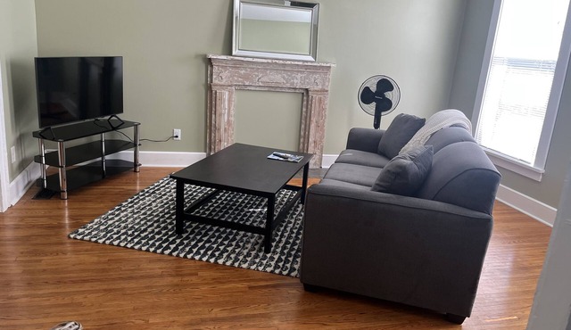 Adorable West Side Cottage with Onsite Laundry, Free Parking