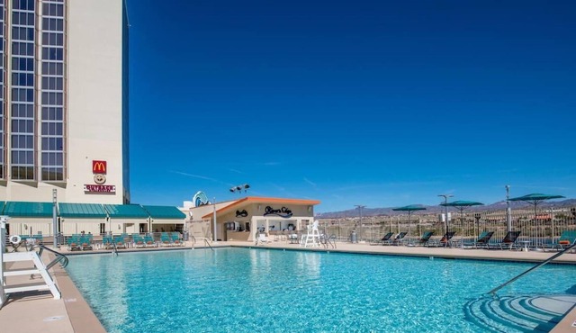 Adventure Awaits! 2 Spacious Units, Casino, Pool, On-site Restaurants and Bars