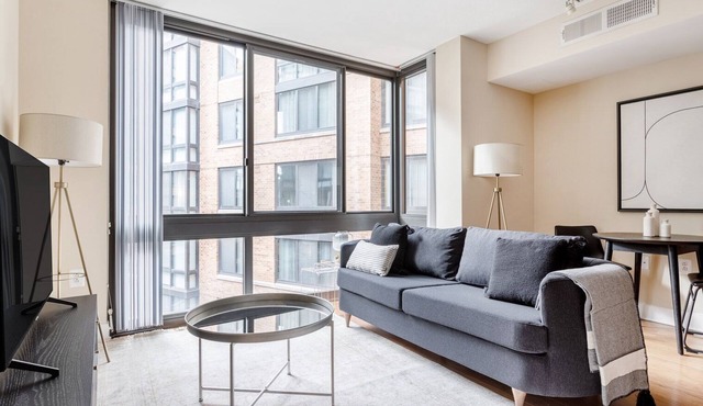 Airy Mount Vernon 1BR w/Gym, Pool & W/D, near Chinatown, by Blueground