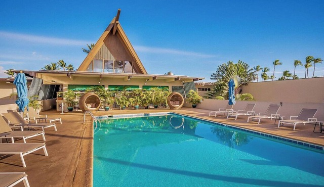 Always a Great Idea To Unwind! 2 Comfortable Units, Outdoor Pool, Oceanfront!