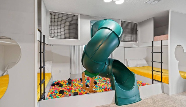 AMAZING THEMED BEDROOMS/Games Room/Movie Room/Free WIFI/Private Pool/Spa