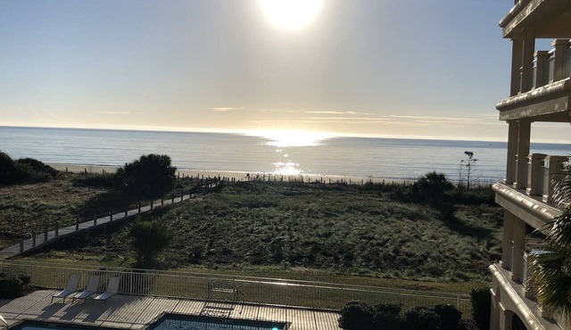 Amazing views of Ocean! Pool & Land Trans Included